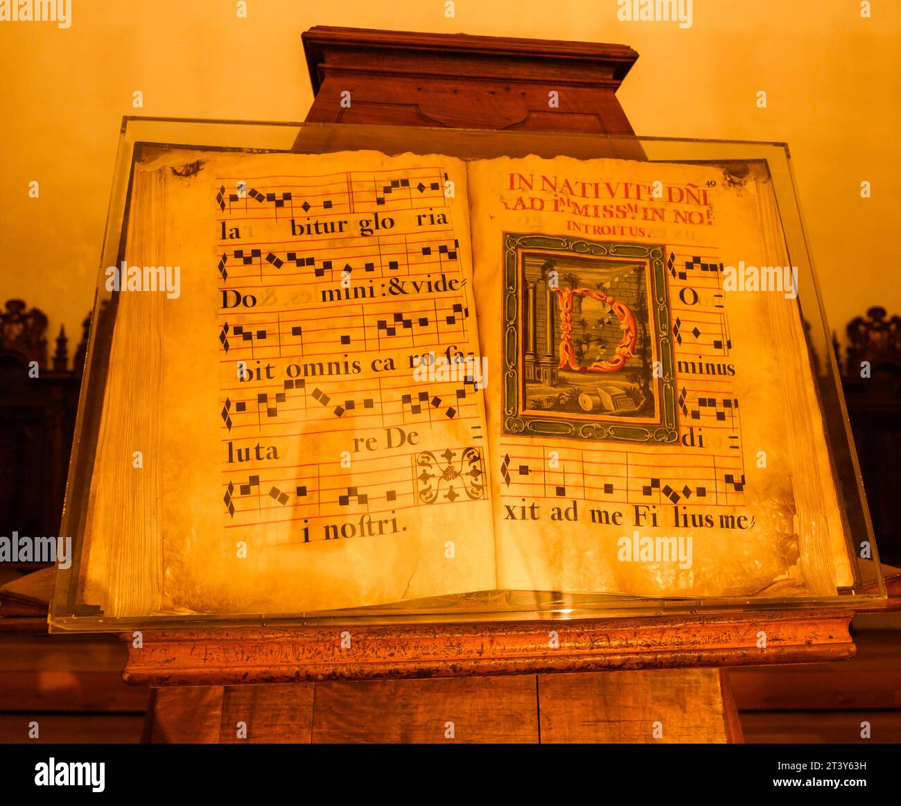 Kathedrale Von Murcia, Spanien. Öffnen Sie ein altes Buch mit Noten eines religiösen Hymnus. Stockfoto
