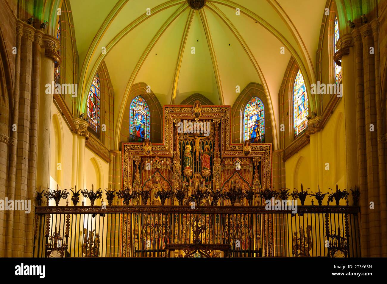Kathedrale Von Murcia, Spanien. Innenausstattung und Design des mittelalterlichen Altars. Detail der Bogenkuppel oder Kuppel. Eine Reihe von Buntglas-Oberlichtern Stockfoto Kathedrale Von Murcia, Spanien. Innenausstattung und Design des mittelalterlichen Altars. Detail der Bogenkuppel oder Kuppel. Eine Reihe von Buntglas-Oberlichtern Stockfoto