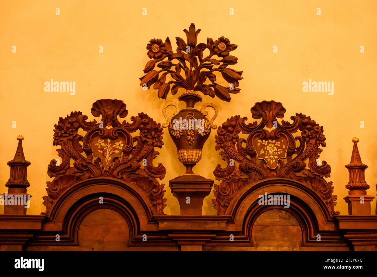 Kathedrale Von Murcia, Spanien. Holzdekoration auf einem antiken Möbelstück. Die Holzkonstruktion hat Bögen und Blumen als Teil des Designs. Stockfoto