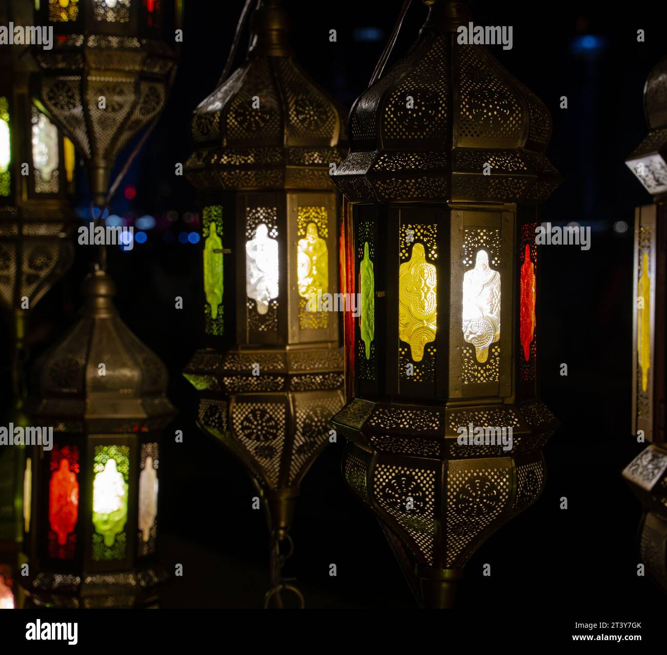 Lebhafte türkische Lichter, die häufig für islamische Dekorationen verwendet werden, strahlen ein markantes arabisch-türkisches Flair aus. Stockfoto