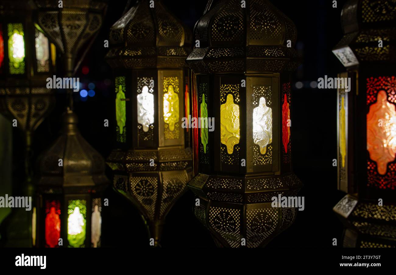 Lebhafte türkische Lichter, die häufig für islamische Dekorationen verwendet werden, strahlen ein markantes arabisch-türkisches Flair aus. Stockfoto