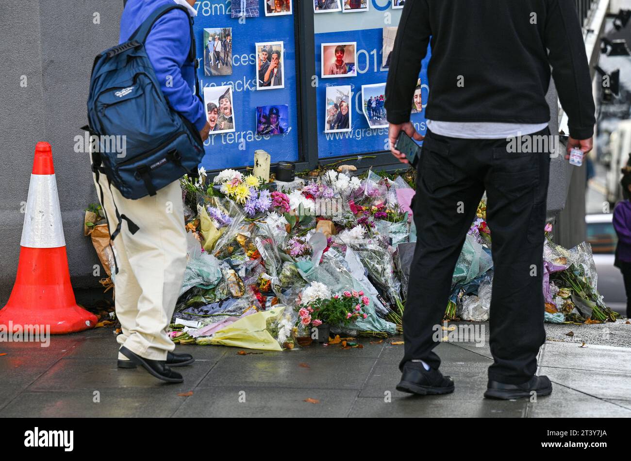 Blumen und Tribut an das erstochende Opfer Mustafa Momand in Queens Road Brighton, nachdem er am 5. Oktober 2023 im Krankenhaus verstarb. Stockfoto