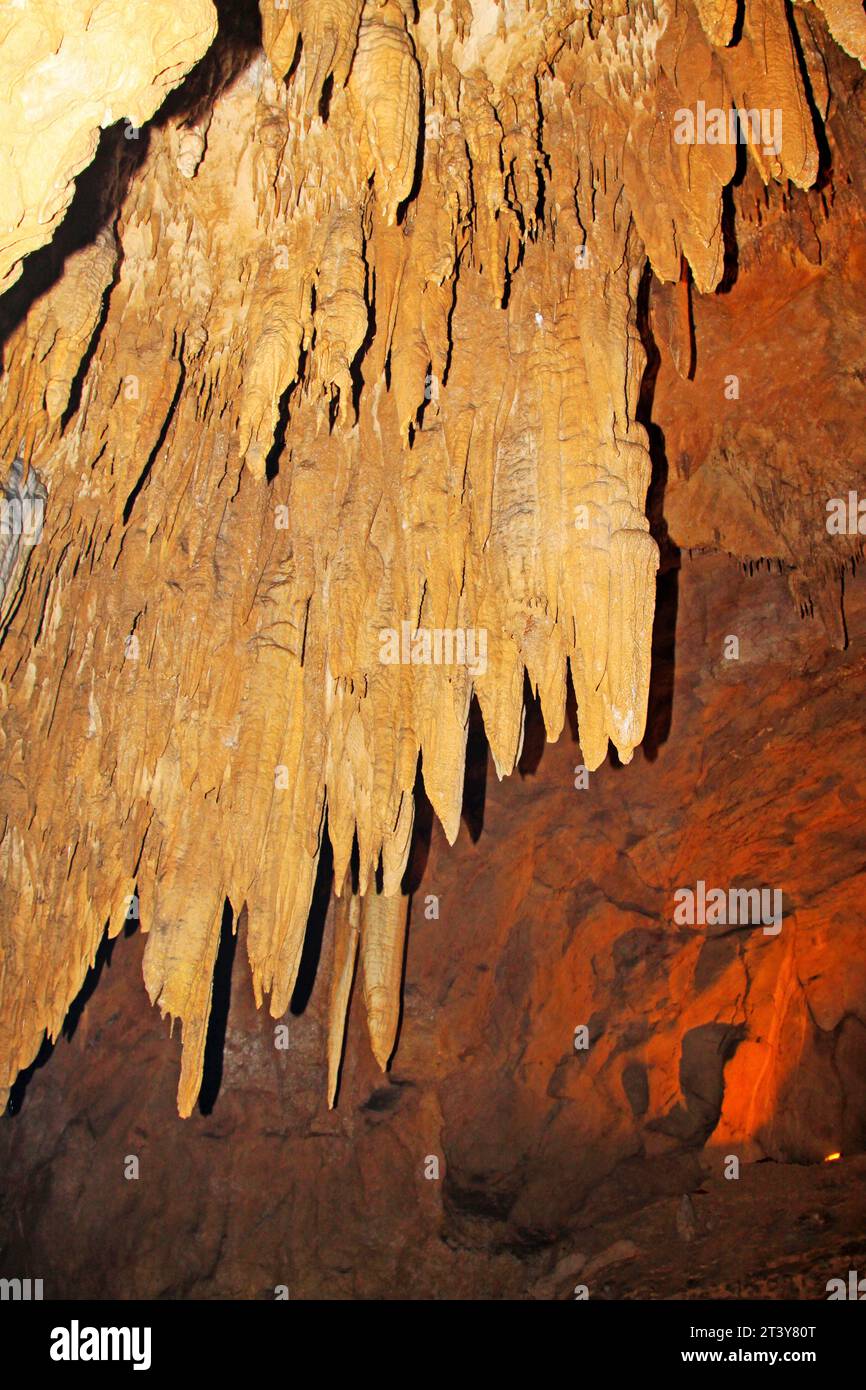 Stalaktiten im Wassertunnel, eigenartige Naturlandschaft Stockfoto