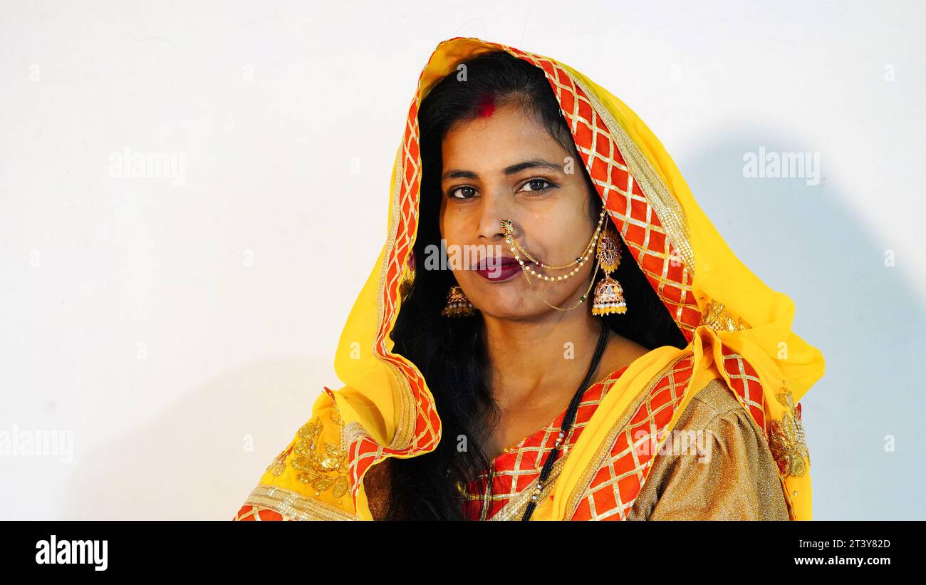 Porträt einer schönen jungen Inderin in traditioneller Kleidung und indischen Accessoires Stockfoto