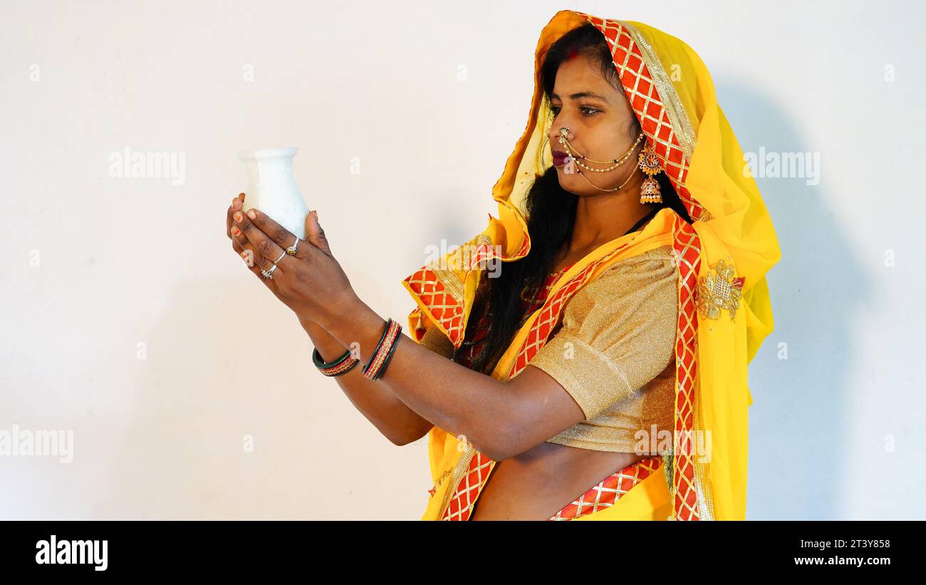 Frau mit Karwa-Süßigkeiten, fröhliches Karva-Chauth-Festival. Indische junge Frau, die Süßigkeiten hält, ein Anlass für ein Frauenfest. Stockfoto