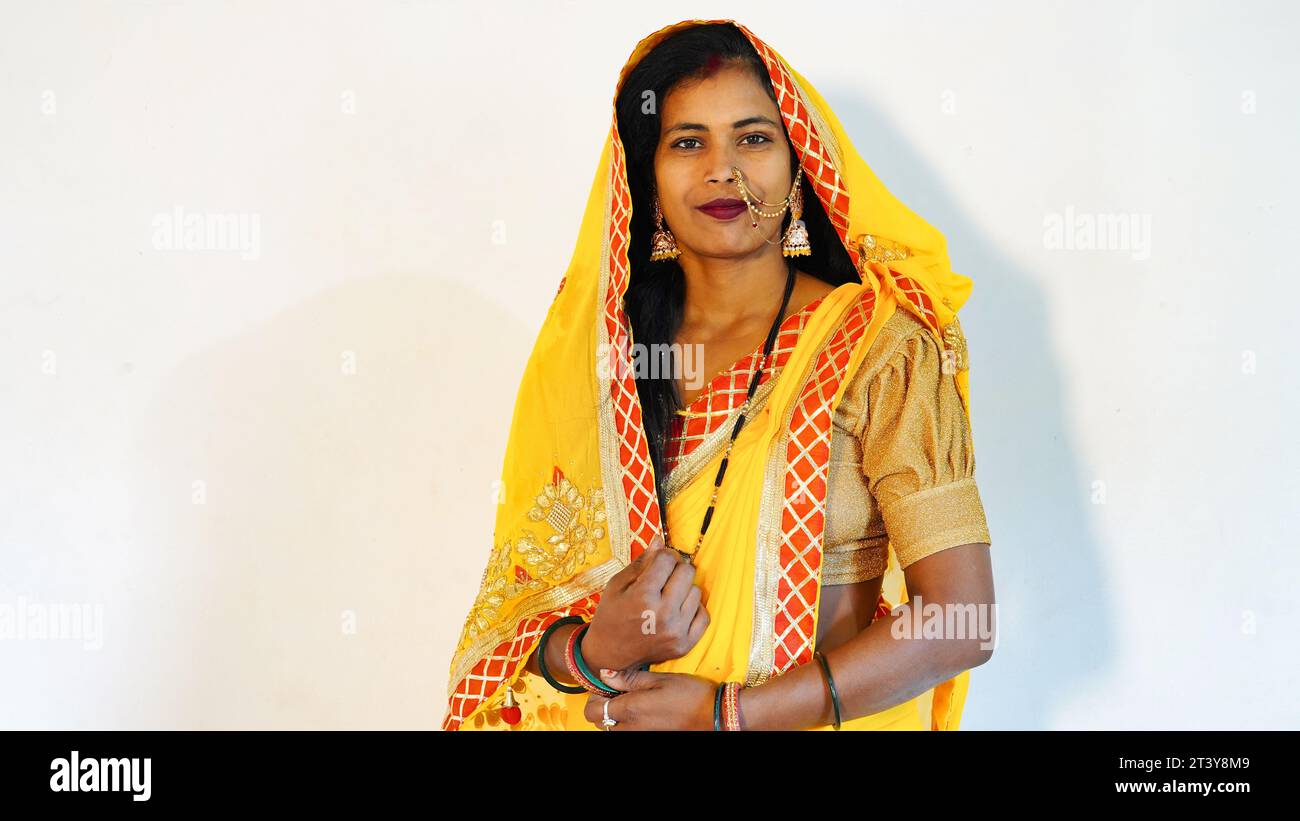indische Frau trägt Saree oder Sari, die Arme isoliert über Studiohintergrund steht Stockfoto