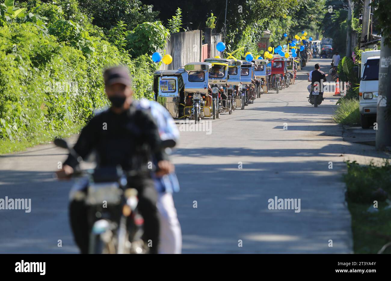 San Pablo, Philippinen. 27. Oktober 2023: Letzte Wahlkampftage vor den 30. Barangays und den Wahlen in Sangguniang Kabataan (BSKE). Der Barangay ist die kleinste Verwaltungseinheit auf den Philippinen, aber die Wahl des Vorsitzenden und der Ratsmitglieder kann eine Quelle der Gewalt im Land sein. Die Wahlkommission (Comelec) überwacht alle Kampagnenaktivitäten. Die Polizei meldet Dutzende gewalttätige Vorfälle und mindestens 8 Tote bei Wahlen. Bis zu 1.841 Personen wurden verhaftet, weil sie trotz Waffenverbot Schusswaffen trugen und 5.532 Schusswaffen beschlagnahmt wurden.Credit: Kevin Izorce/Alamy Live News Stockfoto