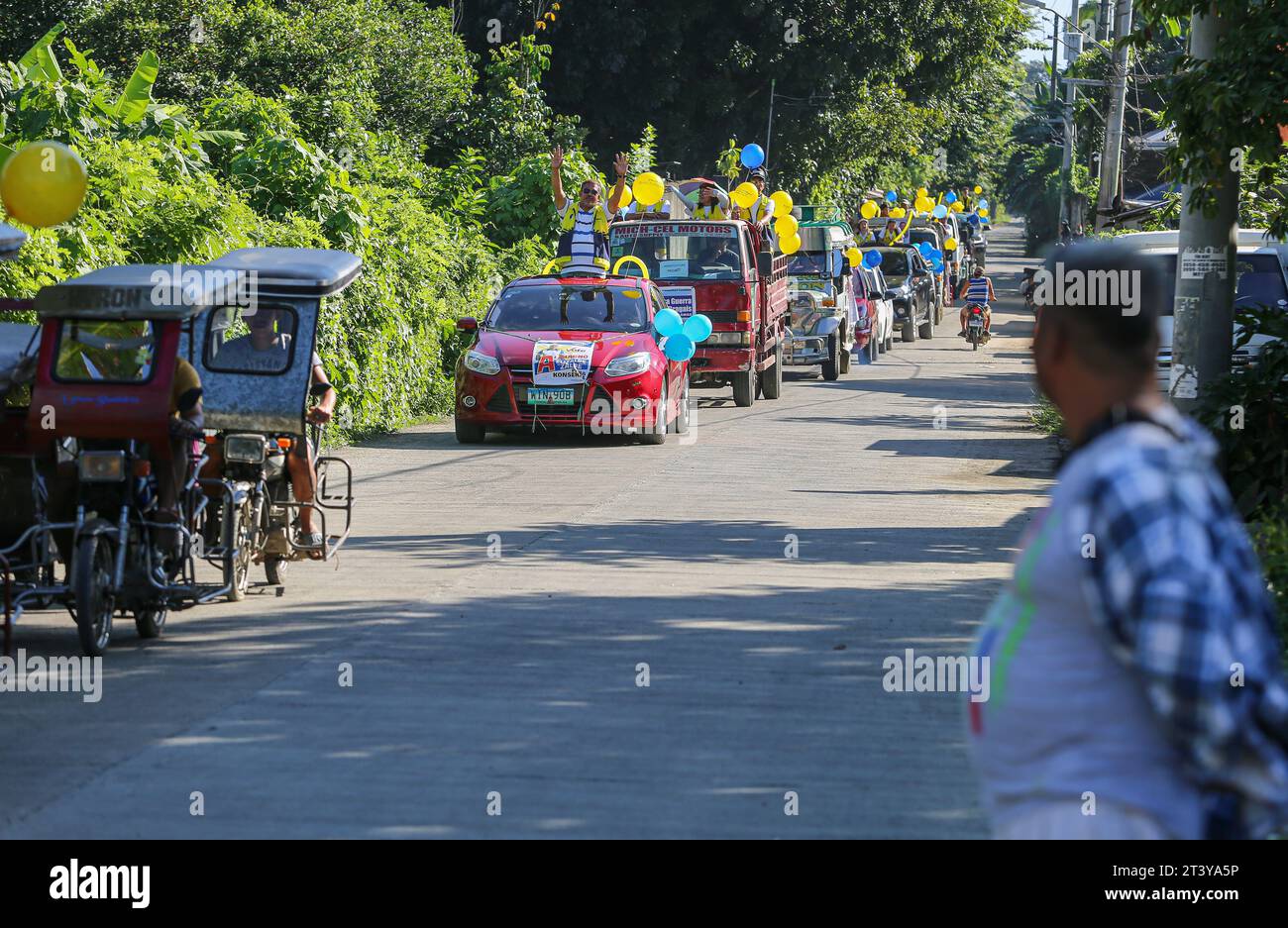 San Pablo, Philippinen. 27. Oktober 2023: Letzte Wahlkampftage vor den 30. Barangays und den Wahlen in Sangguniang Kabataan (BSKE). Der Barangay ist die kleinste Verwaltungseinheit auf den Philippinen, aber die Wahl des Vorsitzenden und der Ratsmitglieder kann eine Quelle der Gewalt im Land sein. Die Wahlkommission (Comelec) überwacht alle Kampagnenaktivitäten. Die Polizei meldet Dutzende gewalttätige Vorfälle und mindestens 8 Tote bei Wahlen. Bis zu 1.841 Personen wurden verhaftet, weil sie trotz Waffenverbot Schusswaffen trugen und 5.532 Schusswaffen beschlagnahmt wurden.Credit: Kevin Izorce/Alamy Live News Stockfoto