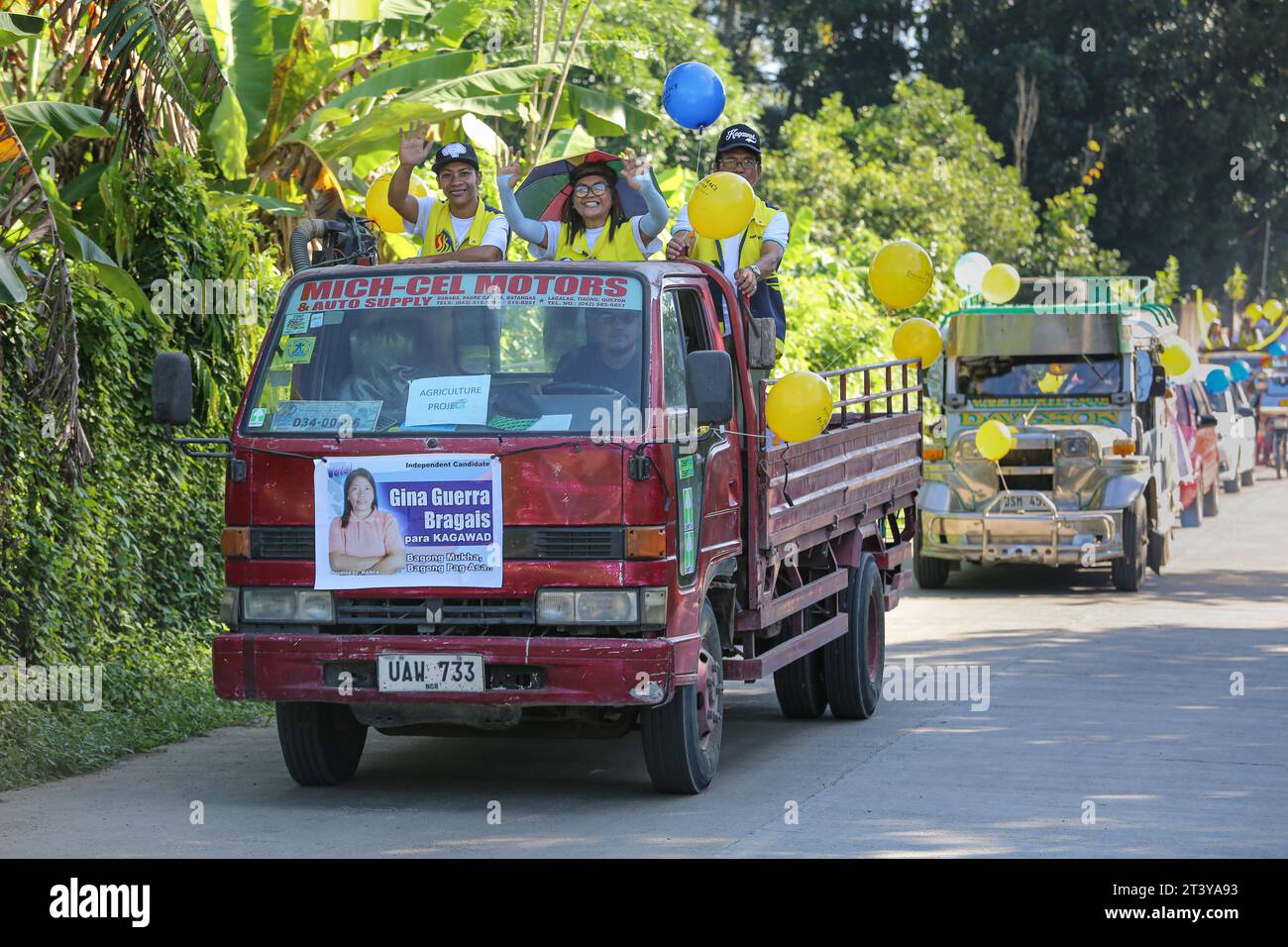 San Pablo, Philippinen. 27. Oktober 2023: Letzte Wahlkampftage vor den 30. Barangays und den Wahlen in Sangguniang Kabataan (BSKE). Der Barangay ist die kleinste Verwaltungseinheit auf den Philippinen, aber die Wahl des Vorsitzenden und der Ratsmitglieder kann eine Quelle der Gewalt im Land sein. Die Wahlkommission (Comelec) überwacht alle Kampagnenaktivitäten. Die Polizei meldet Dutzende gewalttätige Vorfälle und mindestens 8 Tote bei Wahlen. Bis zu 1.841 Personen wurden verhaftet, weil sie trotz Waffenverbot Schusswaffen trugen und 5.532 Schusswaffen beschlagnahmt wurden.Credit: Kevin Izorce/Alamy Live News Stockfoto
