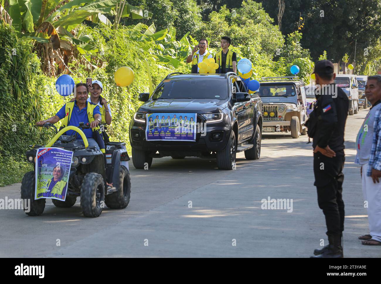 San Pablo, Philippinen. 27. Oktober 2023: Letzte Wahlkampftage vor den 30. Barangays und den Wahlen in Sangguniang Kabataan (BSKE). Der Barangay ist die kleinste Verwaltungseinheit auf den Philippinen, aber die Wahl des Vorsitzenden und der Ratsmitglieder kann eine Quelle der Gewalt im Land sein. Die Wahlkommission (Comelec) überwacht alle Kampagnenaktivitäten. Die Polizei meldet Dutzende gewalttätige Vorfälle und mindestens 8 Tote bei Wahlen. Bis zu 1.841 Personen wurden verhaftet, weil sie trotz Waffenverbot Schusswaffen trugen und 5.532 Schusswaffen beschlagnahmt wurden.Credit: Kevin Izorce/Alamy Live News Stockfoto