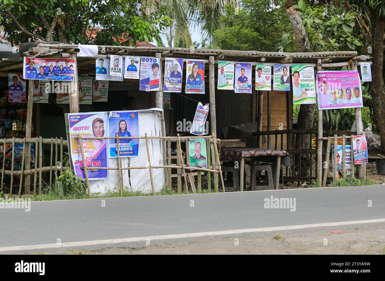 San Pablo, Philippinen. 27. Oktober 2023: Letzte Wahlkampftage vor den 30. Barangays und den Wahlen in Sangguniang Kabataan (BSKE). Der Barangay ist die kleinste Verwaltungseinheit auf den Philippinen, aber die Wahl des Vorsitzenden und der Ratsmitglieder kann eine Quelle der Gewalt im Land sein. Die Wahlkommission (Comelec) überwacht alle Kampagnenaktivitäten. Die Polizei meldet Dutzende gewalttätige Vorfälle und mindestens 8 Tote bei Wahlen. Bis zu 1.841 Personen wurden verhaftet, weil sie trotz Waffenverbot Schusswaffen trugen und 5.532 Schusswaffen beschlagnahmt wurden.Credit: Kevin Izorce/Alamy Live News Stockfoto