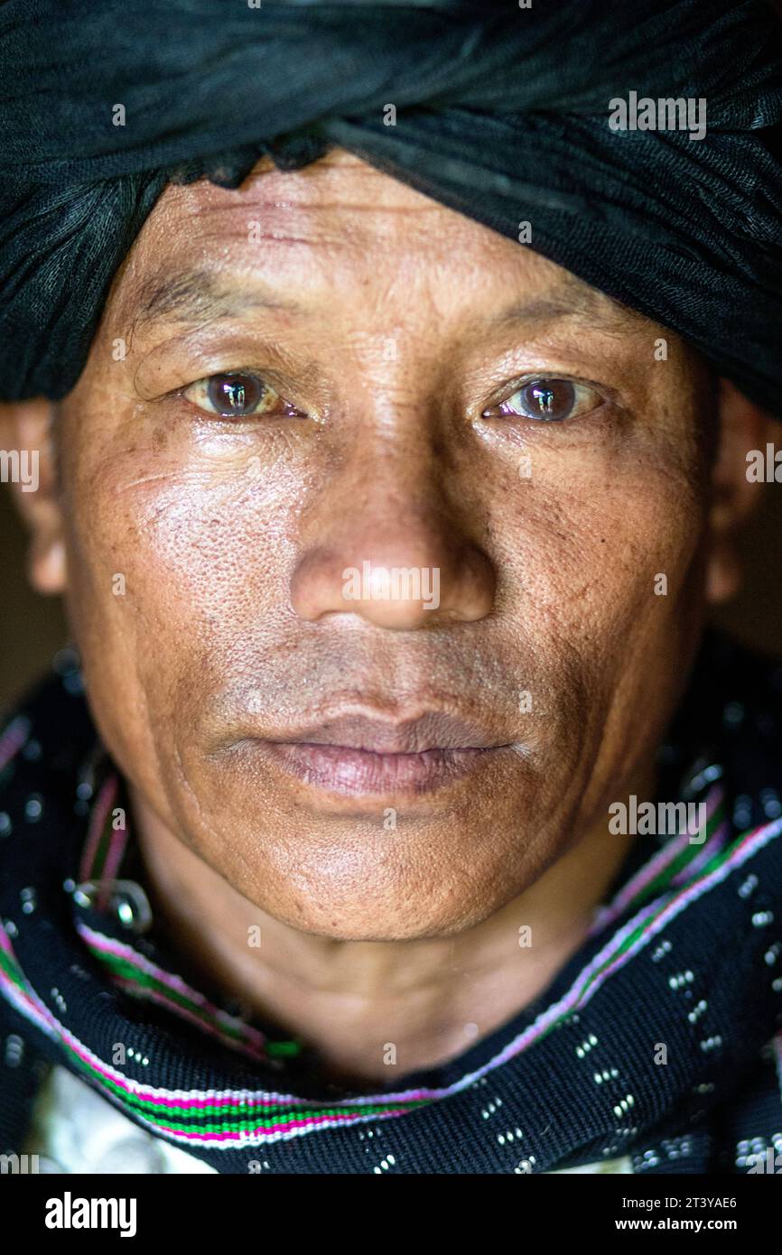 Porträt eines Mannes aus dem Stamm der Adi in seiner traditionellen Kleidung und Kopfbedeckung, assam, unweit von Pasighat im Nordosten indiens Stockfoto