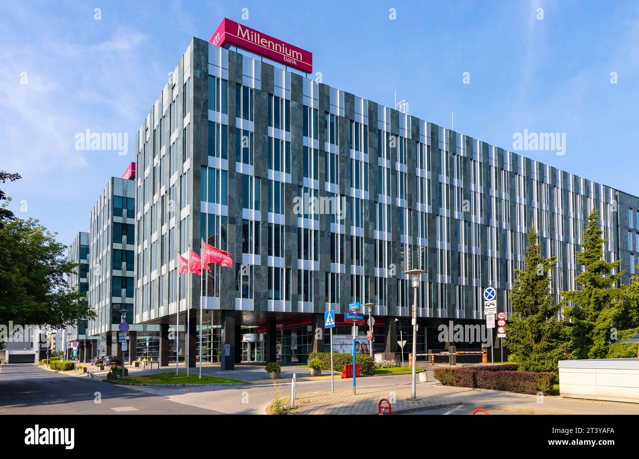 Warschau, Polen - 25. Juli 2021: Millennium Park plaza, bekannt als Harmony Office Center in Bialy Kamien und Zaryna Street im Wohnviertel Mokotow Stockfoto