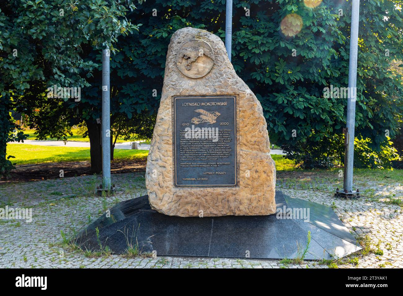 Warschau, Polen - 25. Juli 2021: Mokotow historisches Flughafendenkmal im Pole Mokotowskie Feldpark im Bezirk Mokotów in Warschau Stockfoto
