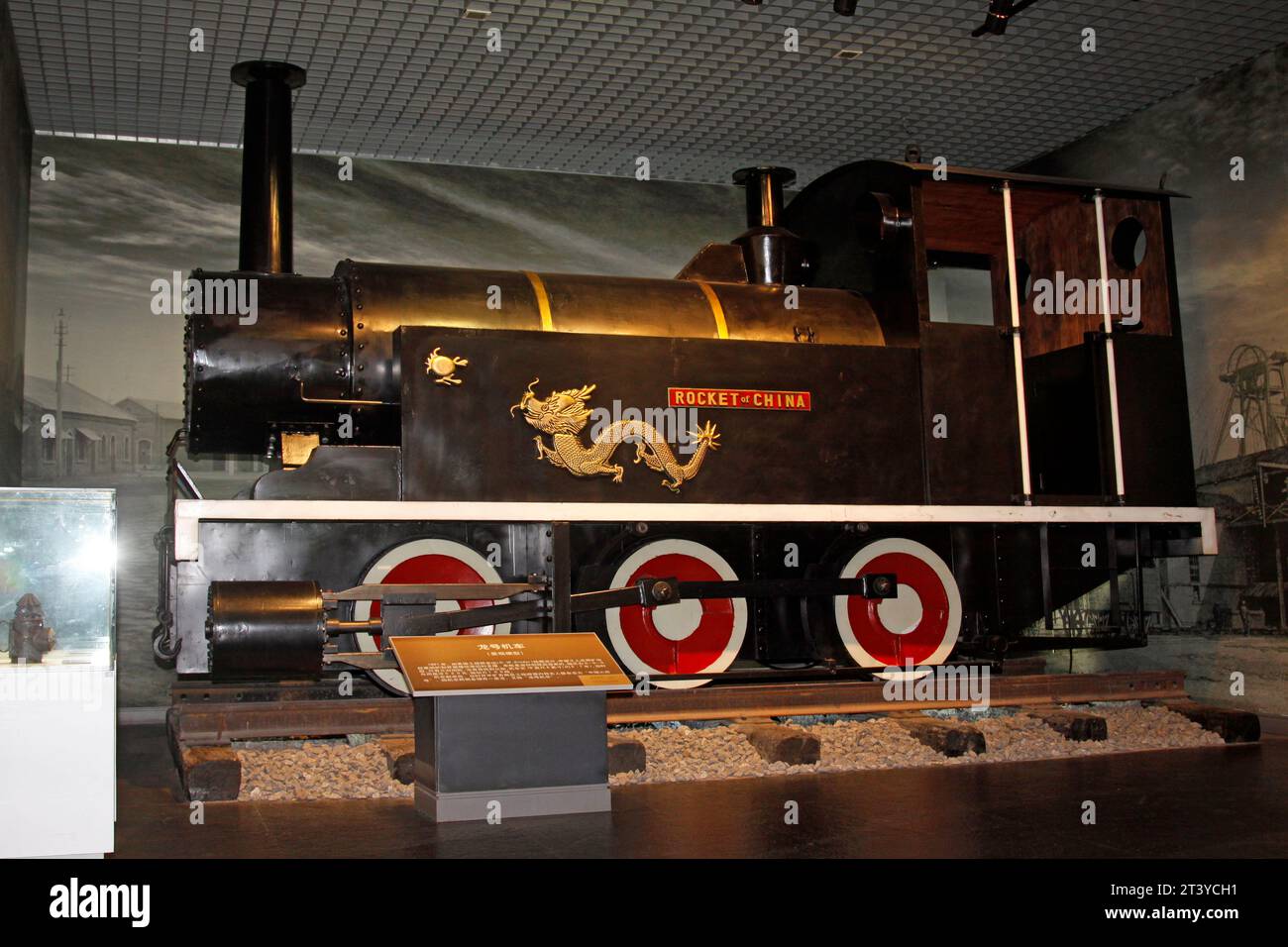 TANGSHAN - 18. OKTOBER: Das Drachenlokomotivmodell im Kailuan-Museum am 18. oktober 2013, Stadt tangshan, Provinz hebei, China. Stockfoto
