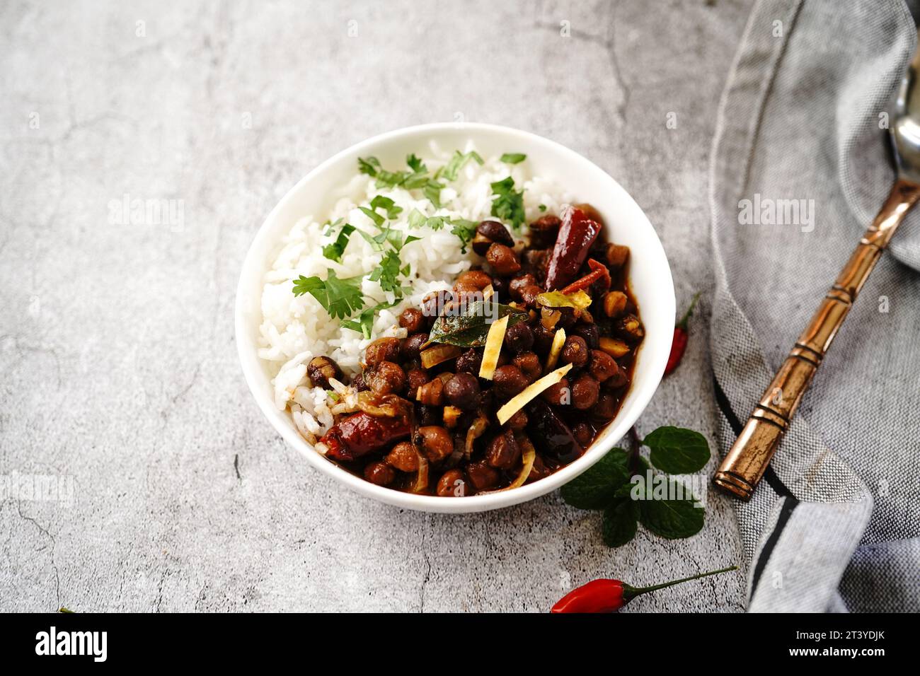 Kala Channa oder Schwarze Kichererbsen | Kerala Kadala Curry serviert mit Reis und Idiyappam Stockfoto