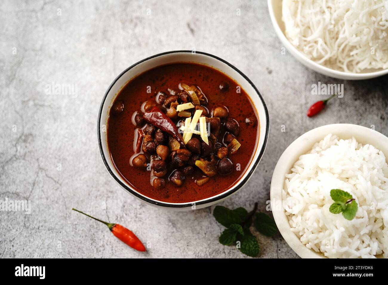 Kala Channa oder Schwarze Kichererbsen | Kerala Kadala Curry serviert mit Reis und Idiyappam Stockfoto