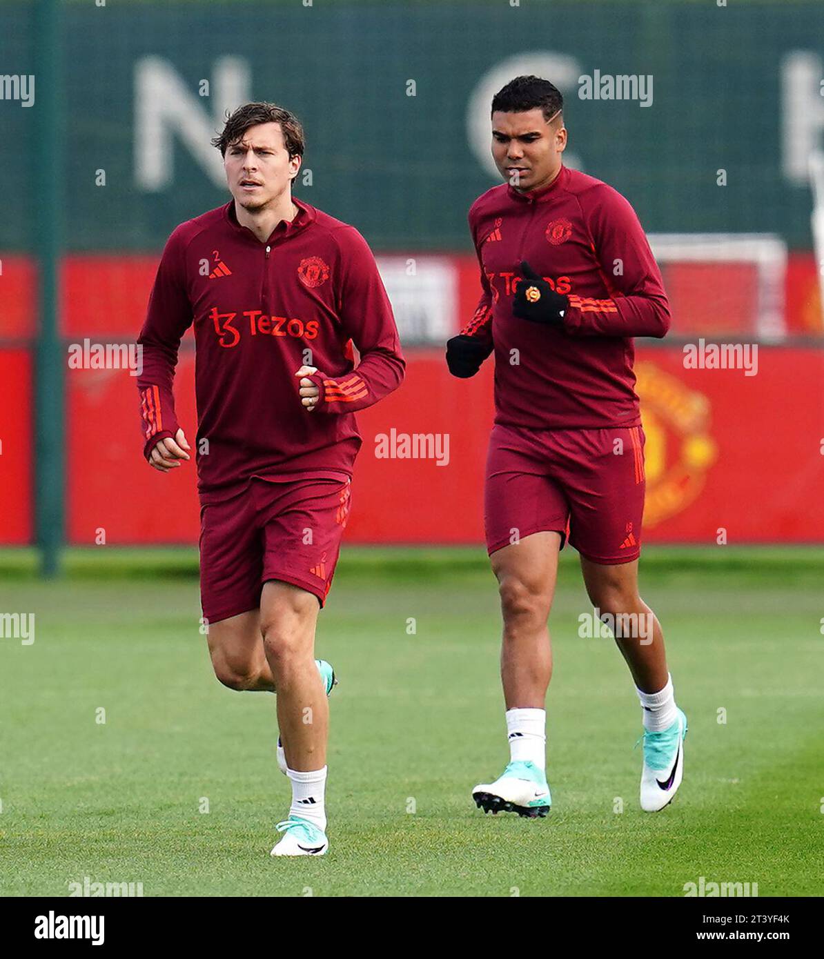 Aktenfoto vom 23.10.2023 von Manchester United's Casemiro (rechts). Erik Ten Hag berichtete, dass Casemiro in einem „Rennen gegen die Uhr“ sei, um das Manchester Derby zu erreichen, und sagte, dass die Mannschaft hinter Alejandro Garnacho stehe, da er ein mögliches Verbot für einen Post in sozialen Medien drohe. Bilddatum: Montag, 23. Oktober 2023. Ausgabedatum: Freitag, 27. Oktober 2023. Stockfoto