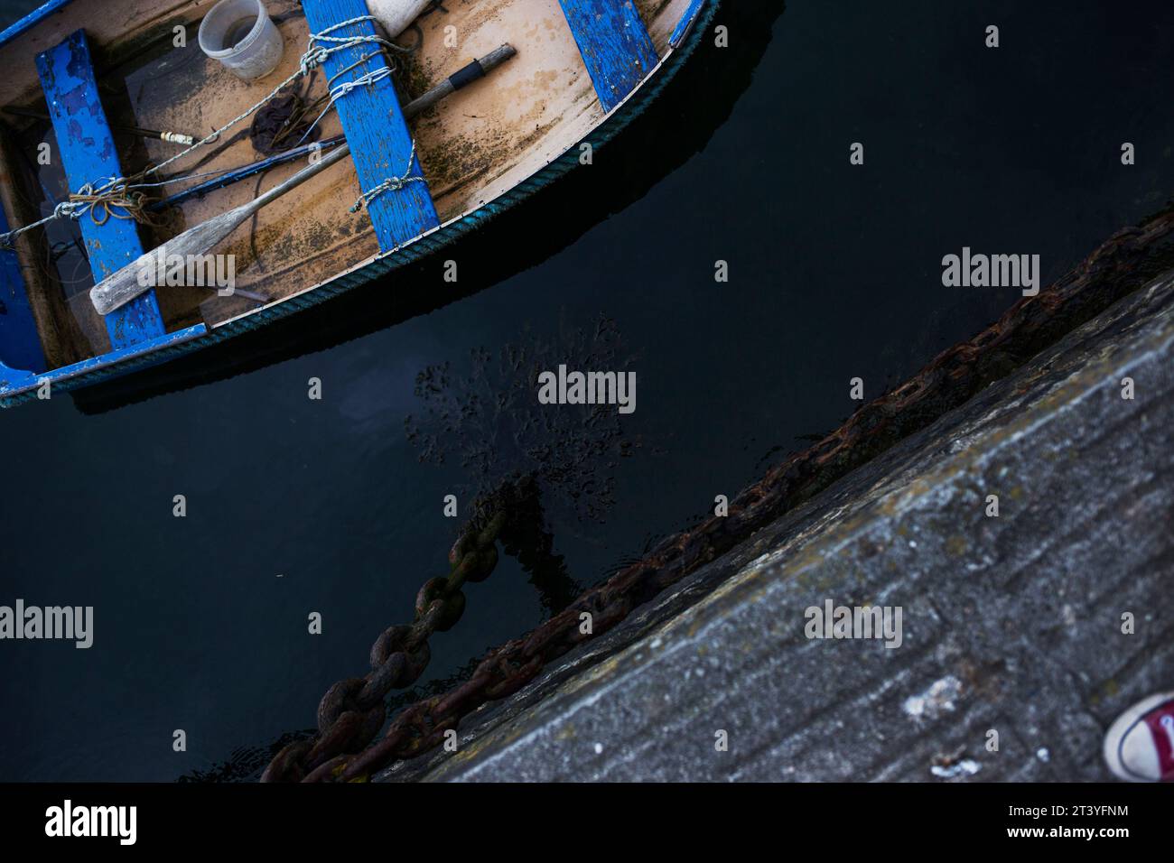 Mevagissey in Cornwall-Serie – kobaltblau lackiertes kleines Boot im Kanu-Stil mit Affen Stockfoto
