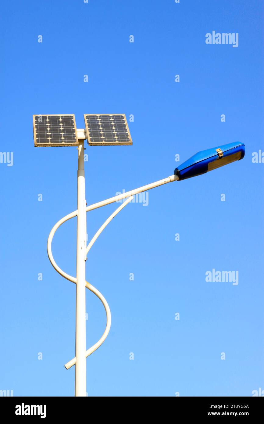 Solarstraßenlampen unter blauem Himmel Stockfoto