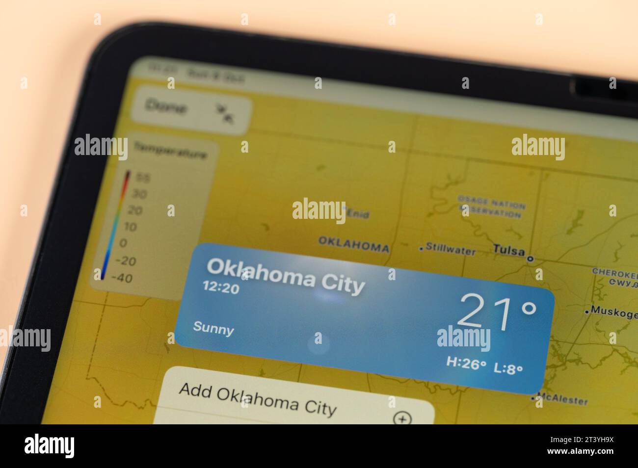 New York, USA – 8. Oktober 2023: Überprüfung der Temperatur draußen in Oklahoma City über die Online-App ipad Tablet Bildschirm Nahansicht Stockfoto