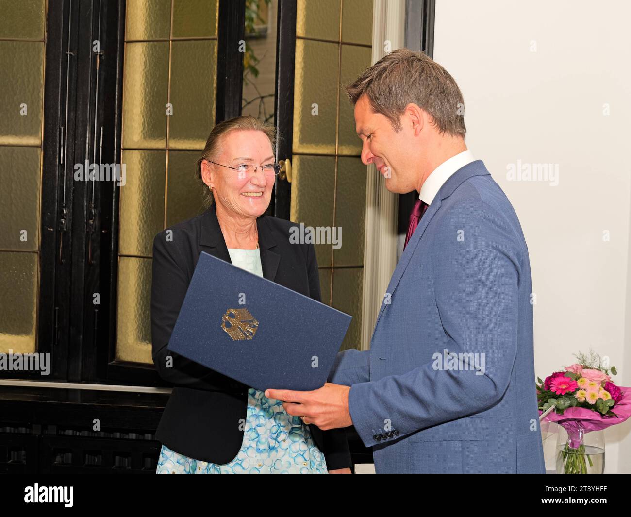 Verdienstkreuz am Bande für Christiane Hintze Christiane Hintze wird durch Regionspräsident Steffen Krach im Auftrag des Verdienstkreuz am Bande des Verdienstordens der Bundesrepublik Deutschland verliehen. Bernd Günther / BG-PRESS.de Bernd Günther / BG-PRESS.de *** Verdienstkreuz auf Band für Christiane Hintze Christiane Hintze wird vom Präsidenten der Region, Steffen Krach, mit dem Verdienstkreuz auf Band des Verdienstkreuzes der Bundesrepublik Deutschland ausgezeichnet. im Auftrag der Bernd Günther BG PRESS en Bernd Günther BG PRESS en Copyright: xBerndxGüntherx Stockfoto