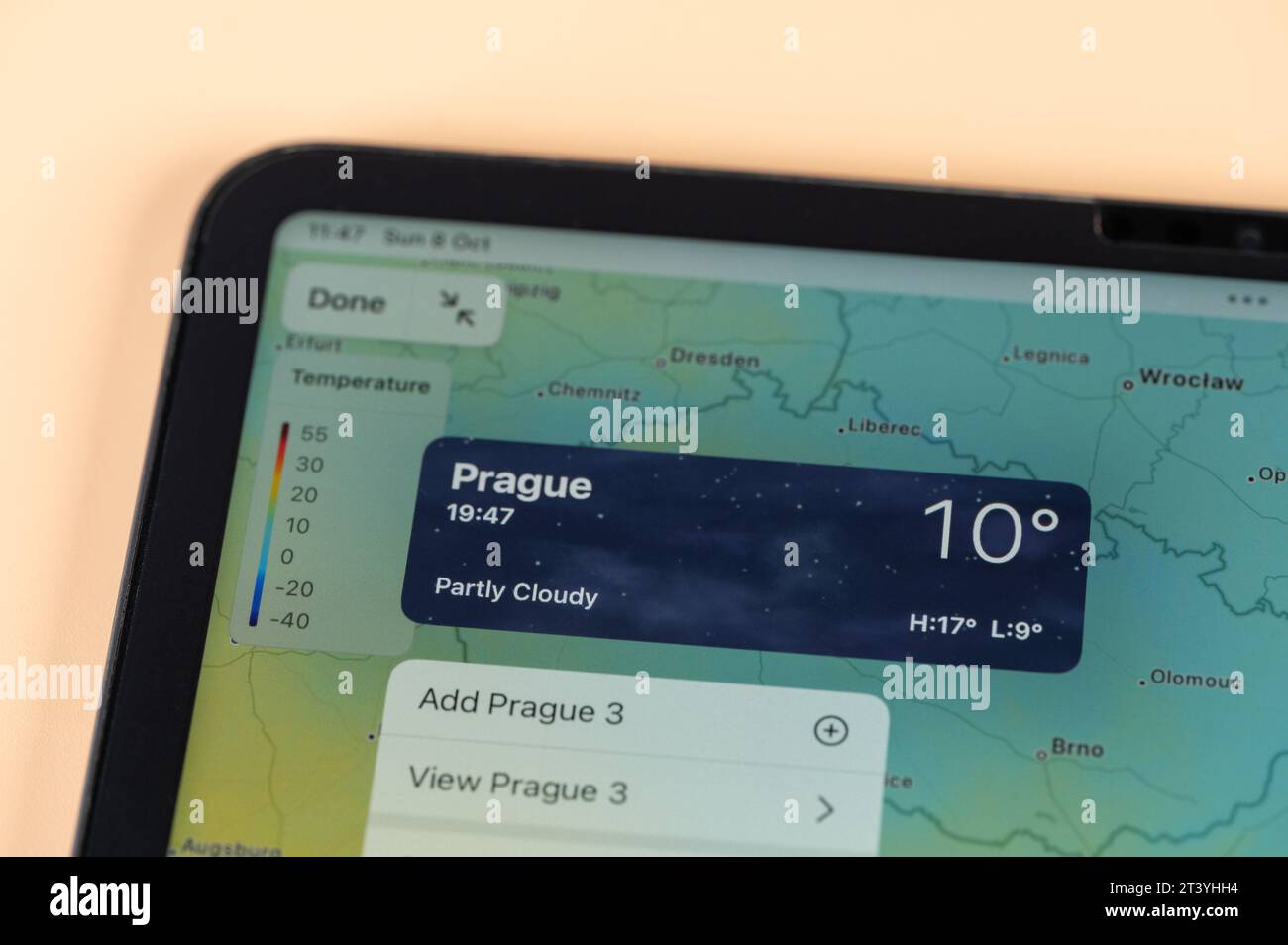 New York, USA – 8. Oktober 2023: Überprüfung der Temperatur außerhalb der Stadt Prag mit der Online-App ipad Tablet-Bildschirm Nahansicht Stockfoto