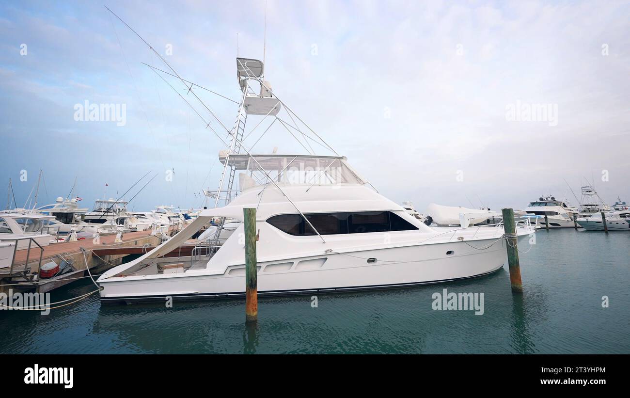 Casa de Campo Marina, Dominikanische Republik - 17. Juni 2022: Luxusyacht im Yachthafen. Luxus-Lifestyle Stockfoto