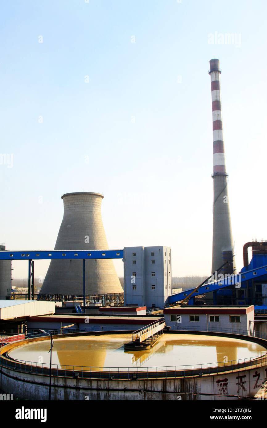 TANGSHAN - 20. NOVEMBER: Die Kläranlagen und das thermische Kraftwerk in der Papierfabrik Yongxin, 20. November 2013, Stadt tangshan, hebei pro Stockfoto
