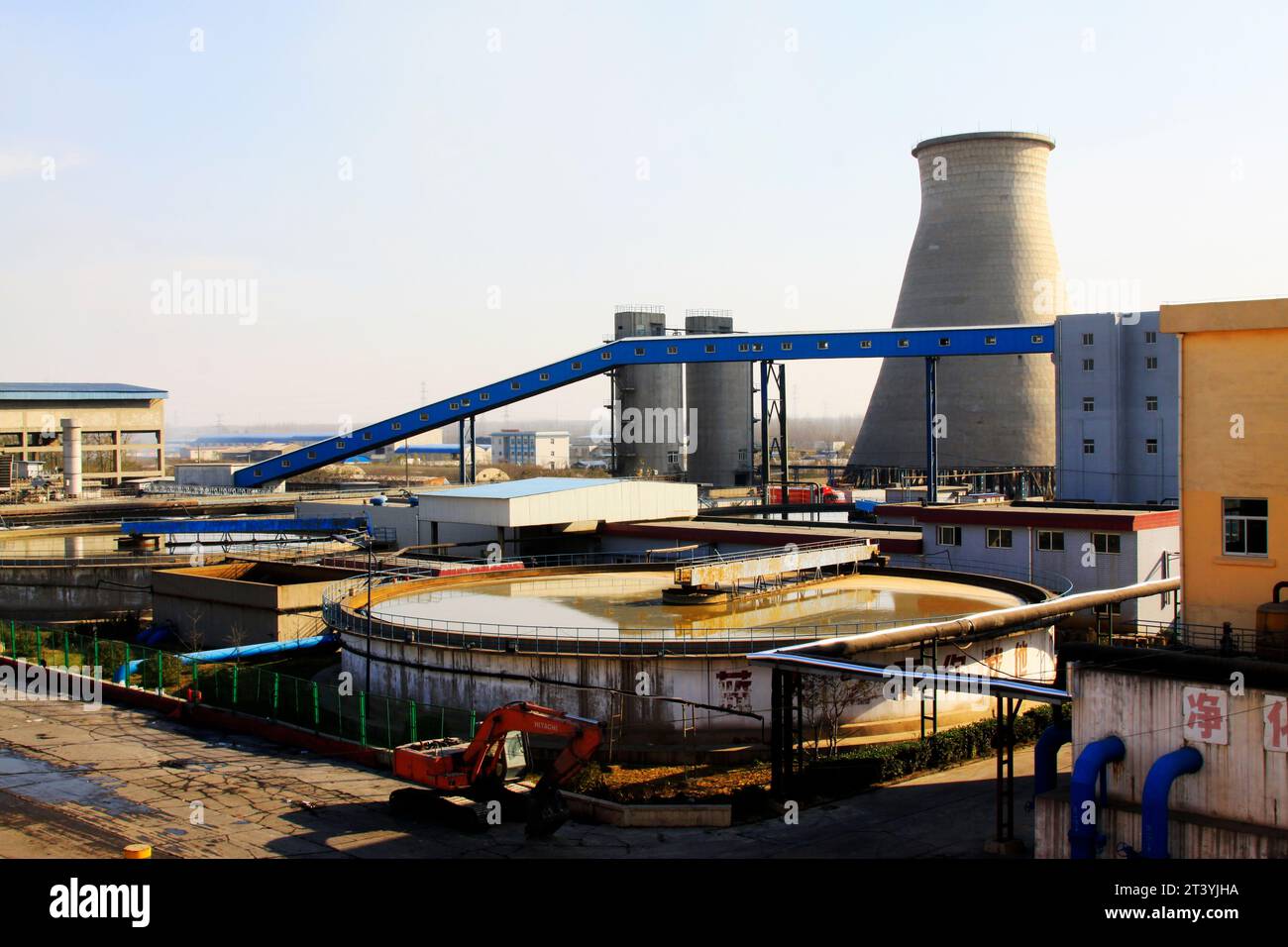 TANGSHAN - 20. NOVEMBER: Die Kläranlagen und das thermische Kraftwerk in der Papierfabrik Yongxin, 20. November 2013, Stadt tangshan, hebei pro Stockfoto