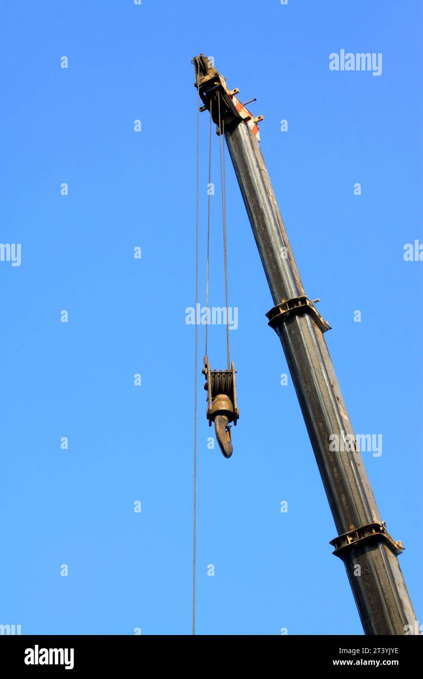 Kranschlinge unter blauem Himmel, auf einer Baustelle in china Stockfoto