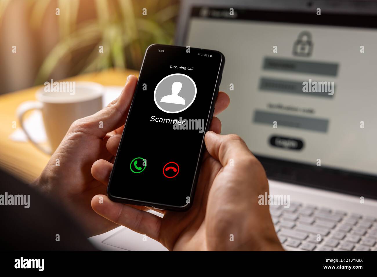 Phishing – Hände halten das Telefon, während ein Anruf von Betrüger eingeht Stockfoto