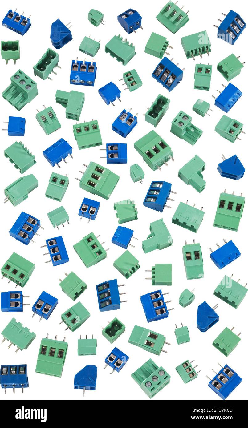 Mehrere blaue und grüne Blockkontakte zum Verbinden von elektrischen Leitungen auf weißem Hintergrund Stockfoto