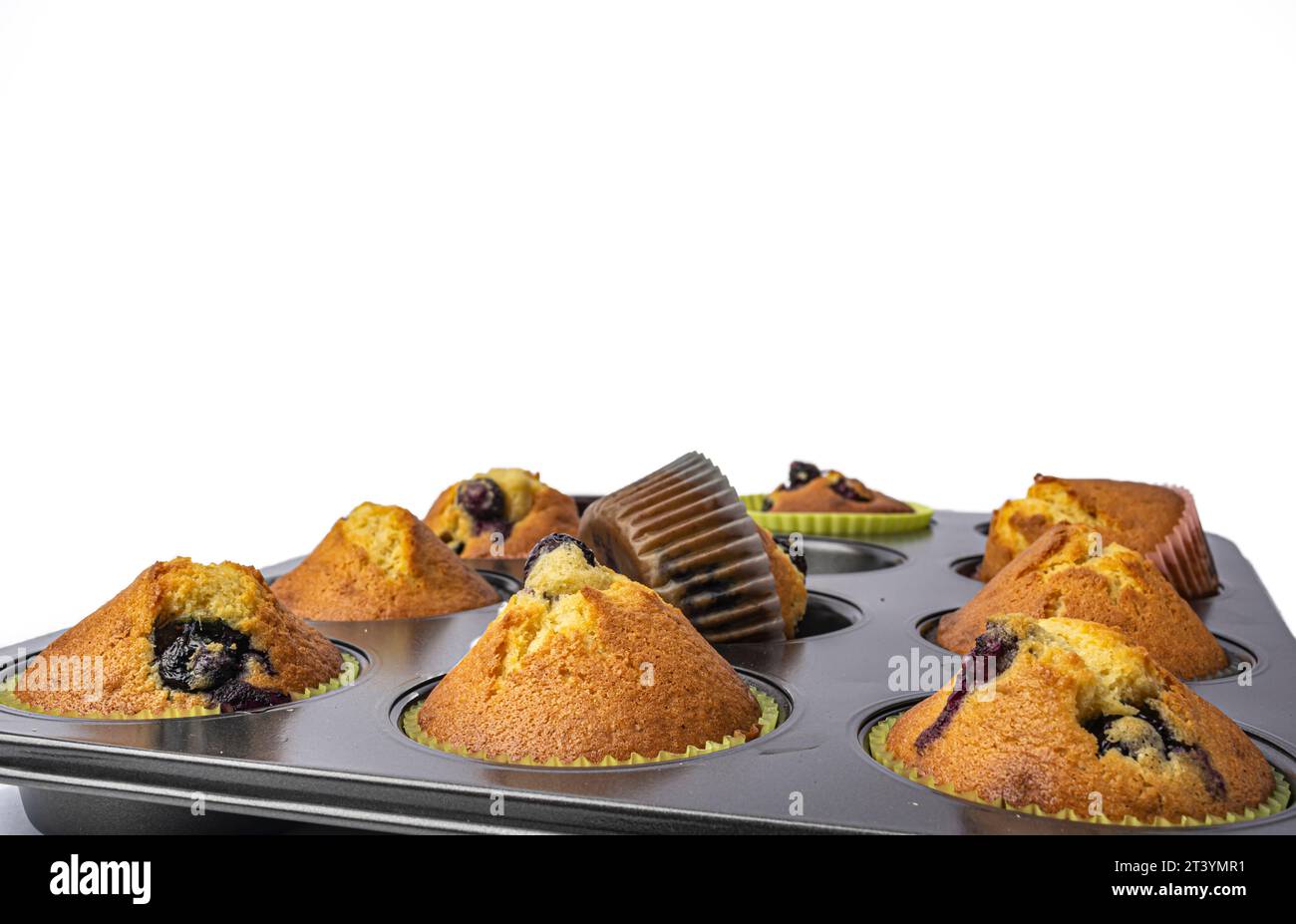 Muffins mit Beeren in einer Auflaufform Stockfoto