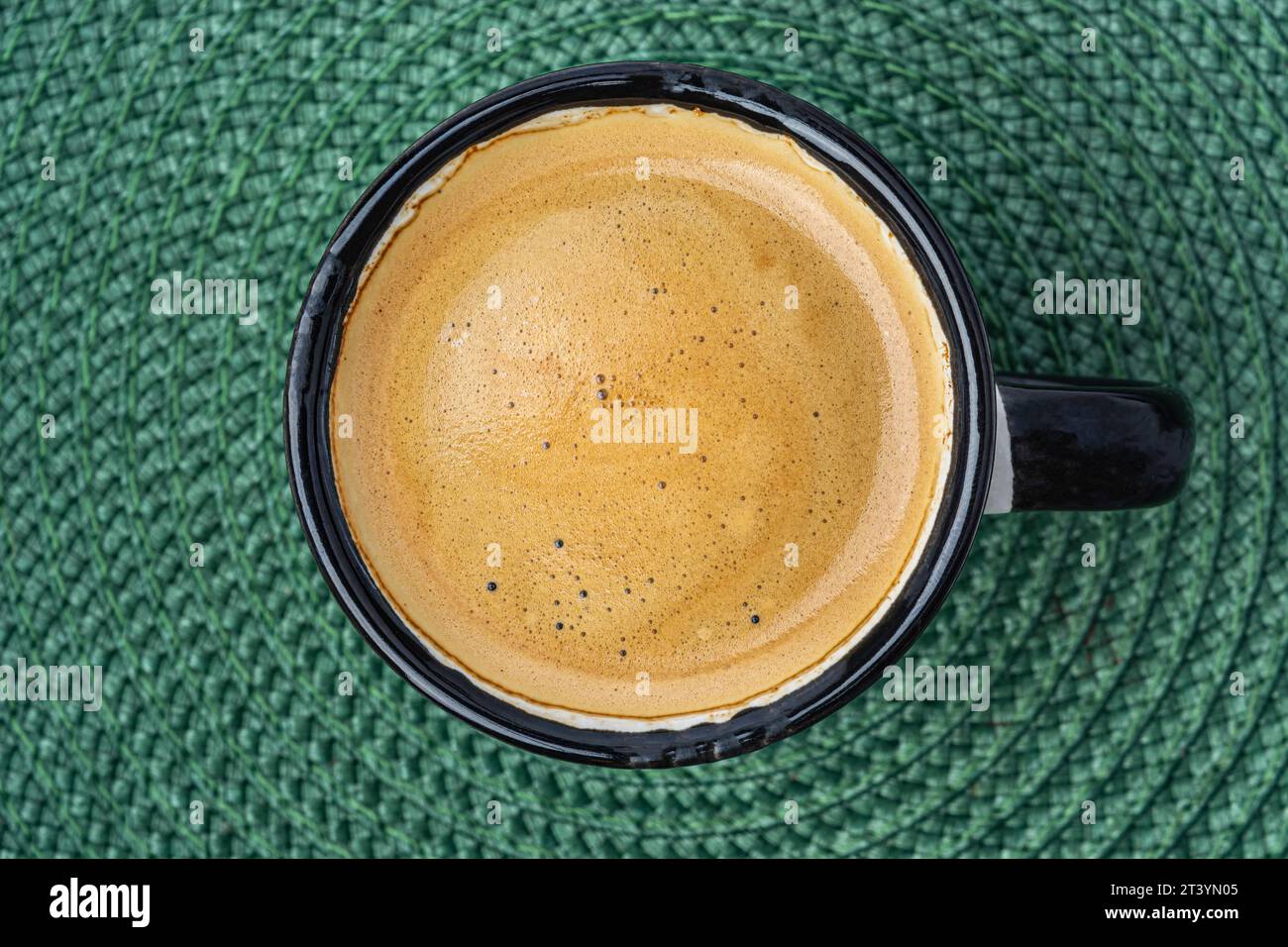 Kaffee Espresso auf grünem Hintergrund Stockfoto