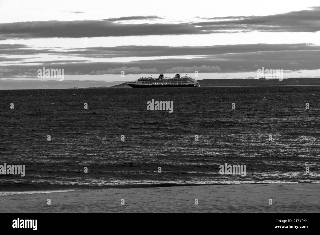 New York, NY, USA. Oktober 2023. Ein Kreuzfahrtschiff vom Strand in Coney Island Brooklyn NYC aus gesehen. (Kreditbild: © John Marshall Mantel/ZUMA Press Wire) NUR REDAKTIONELLE VERWENDUNG! Nicht für kommerzielle ZWECKE! Stockfoto