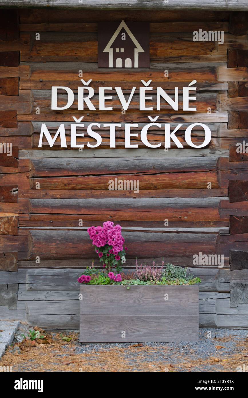 Begrüßungstafel neben dem Eintritt zum Walachischen Freilichtmuseum in Roznov Pod Radhostem. Berühmte Touristenattraktion. Stockfoto