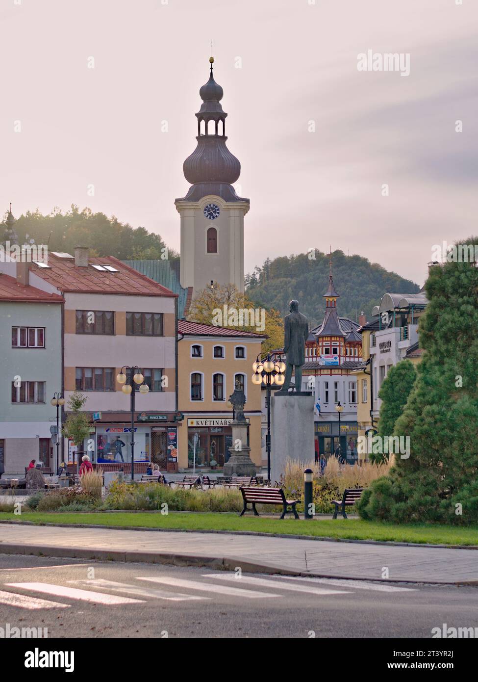 Roznov Pod Radhostem Platz und Kirche im Stadtzentrum. Berühmtes Touristenziel der Tschechischen republik. Herbst. Stockfoto
