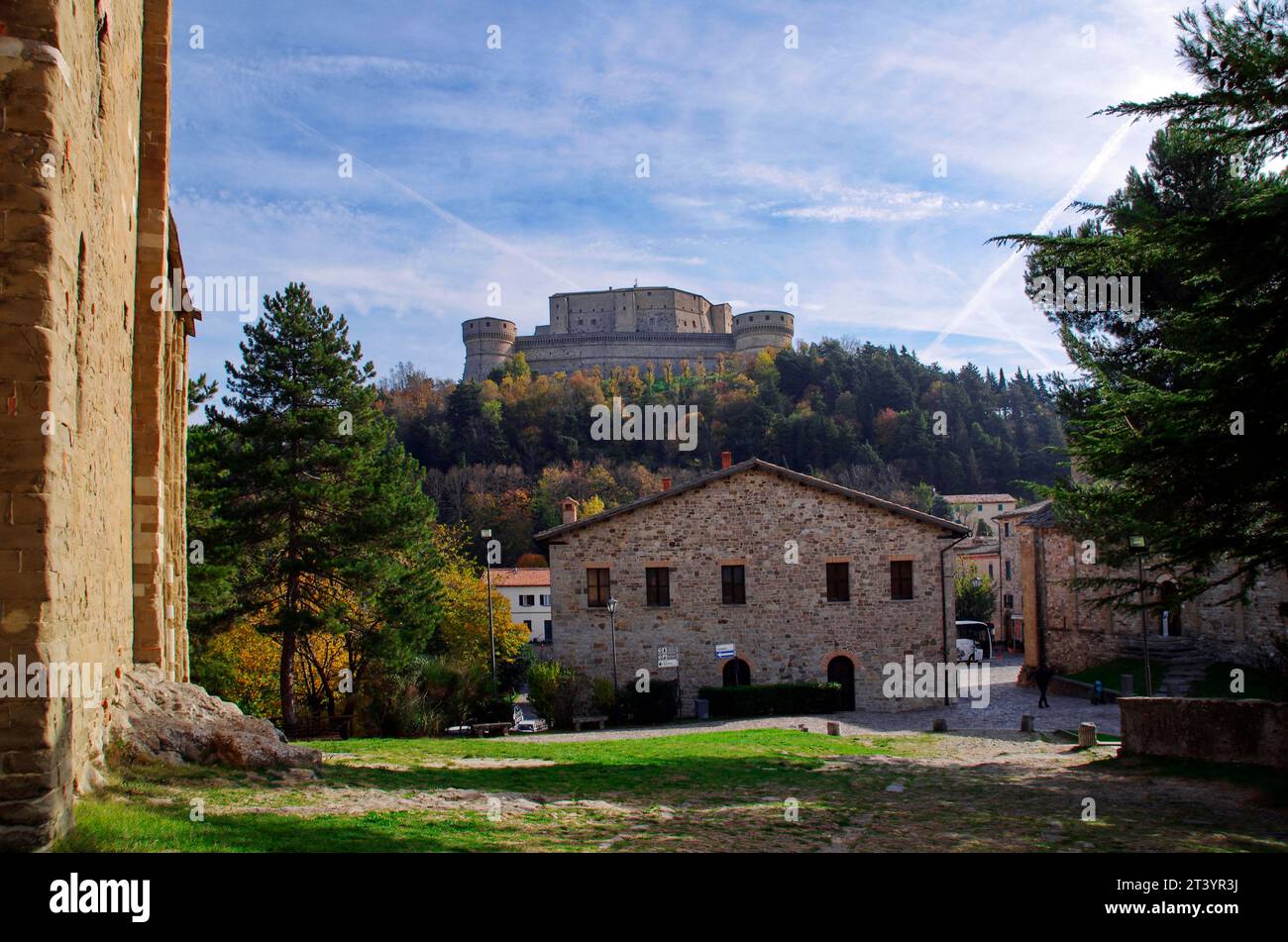 Veduta del paese di San Leo e della rocca sulla collina Stockfoto