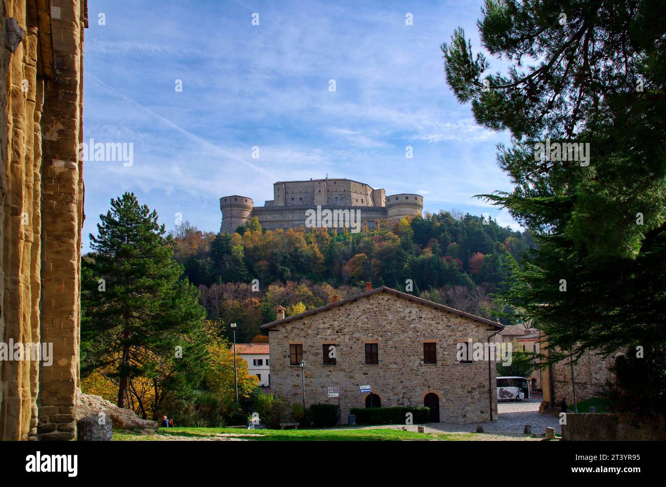 Veduta del paese di San Leo e della rocca sulla collina Stockfoto