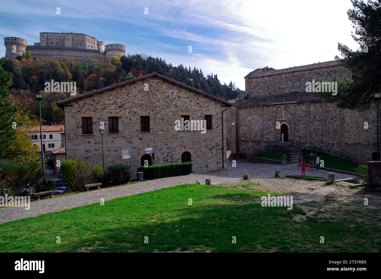 Veduta del paese di San Leo e della rocca sulla collina Stockfoto