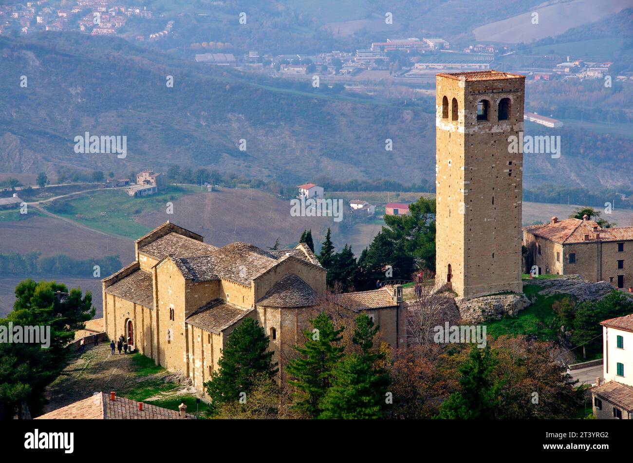 vista dall'alto della cattedrale di San Leone nel paese di San Leo Stockfoto