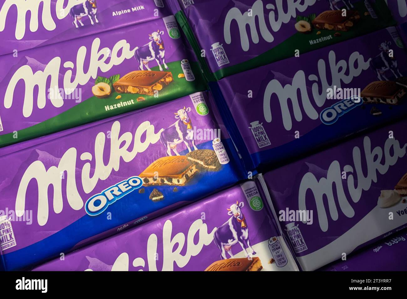 Polen. Oktober 2023. Milka Schokoladenverpackungen. Stockfoto