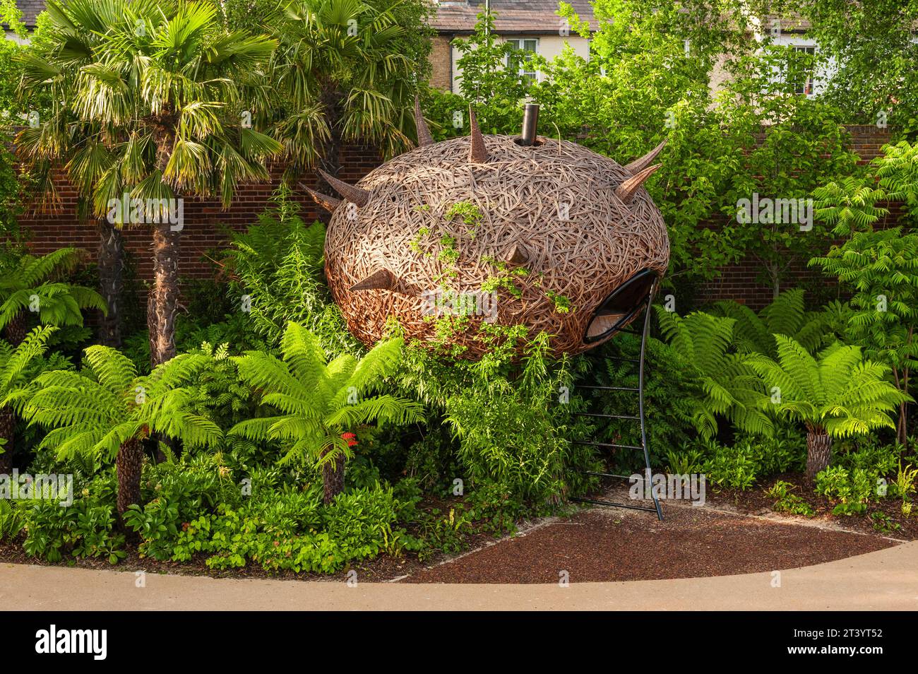 Im Magic Garden im Hampton Court Palace - das Drachennest, gewebt aus lebender Weide des Künstlers Tom Hare Stockfoto