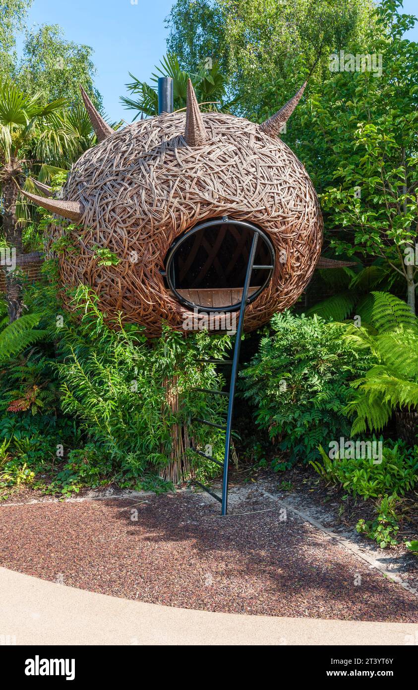 Im Magic Garden im Hampton Court Palace - das Drachennest, gewebt aus lebender Weide des Künstlers Tom Hare Stockfoto