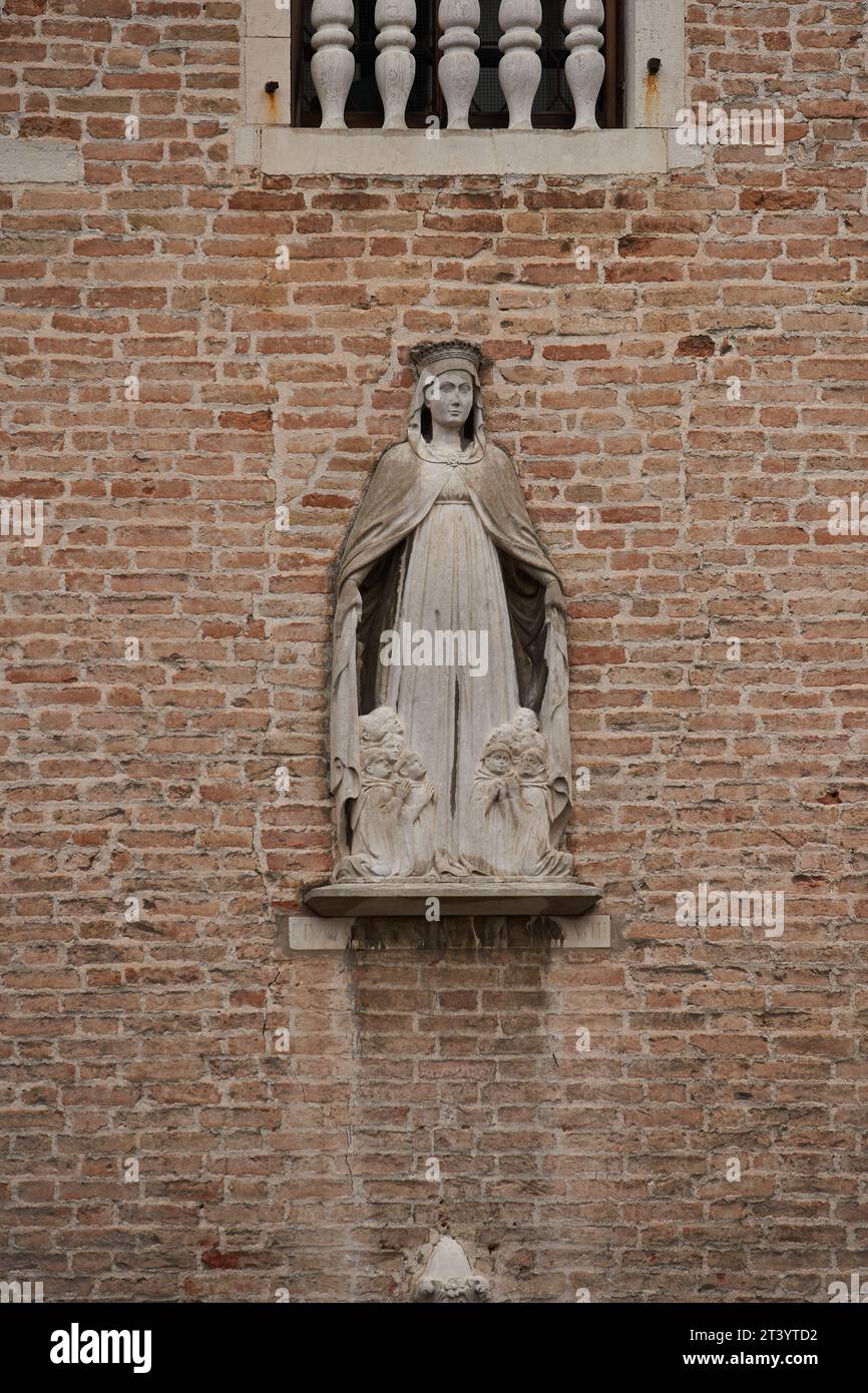 Statue der Madonna Della Misericordia an der Fassade der Kirche Scoleta Dei Calegheri in Venedig. VENEDIG - 5. MAI 2019 Stockfoto