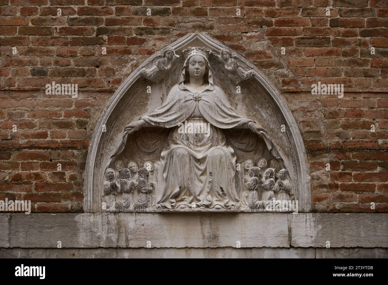 Skulptur der Jungfrau der Barmherzigkeit (italienisch Madonna della Misericordia) an der Fassade der Kirche San Toma in Venedig. VENEDIG - 5. MAI 2019 Stockfoto