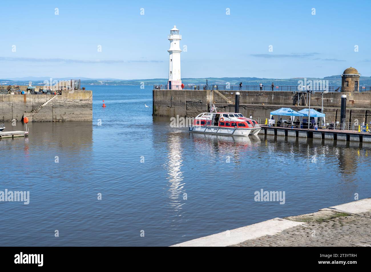 Marina mit Leuchtturm in Edinburgh, Schottland Stockfoto