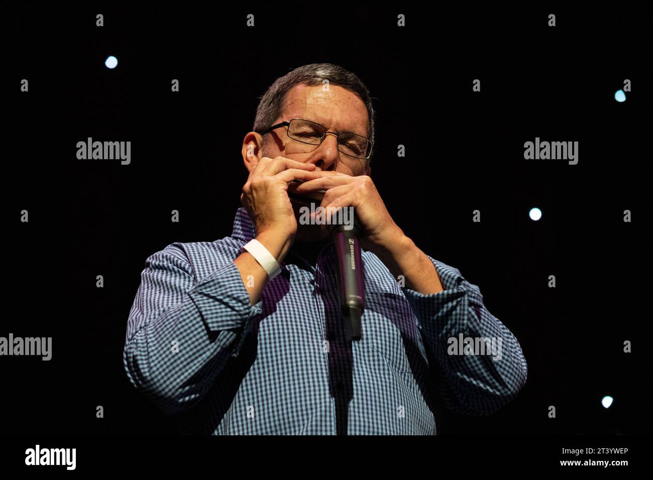 Adam Glasser spielt die chromatische Mundharmonika live mit dem Adam Glasser Quartet, dem Scarborough Jazz Festival 2023 Stockfoto