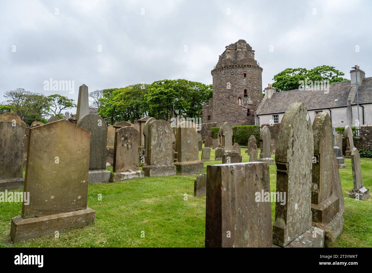 Friedhof vor der St. Magnus Cathedral Kirche in Kirkwall, Schottland Stockfoto